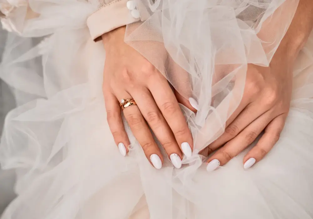 Jaki manicure na ślub: najpiękniejsze inspiracje i trendy, które zachwycą