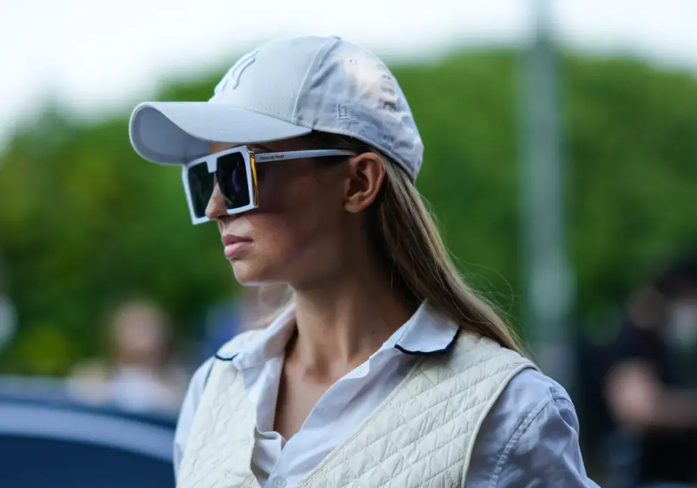 Jak nosić czapkę z daszkiem damskie - stylowe porady i triki