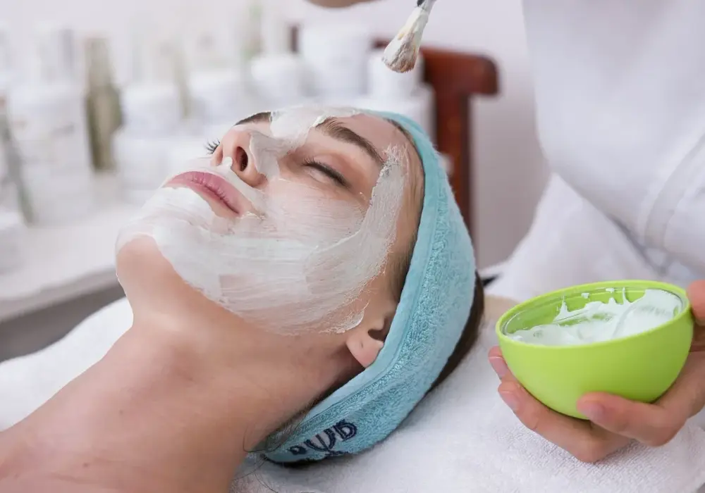 Jaki peeling do cery dojrzałej wybrać, by uniknąć błędów i odmłodzić skórę