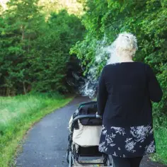 Czym grozi palenie podczas karmienia piersią? Skutki dla dziecka i matki