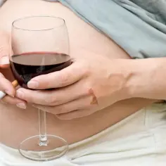 Czego nie wolno jeść karmiąc piersią? Unikaj tych szkodliwych produktów