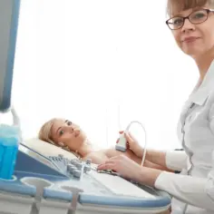 Zmiany w piersiach objawy: kiedy należy się niepokoić?