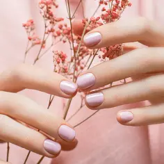 Jak ładnie pomalować paznokcie? Proste triki na profesjonalny manicure w domu