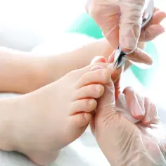 Jak bezpiecznie obcinać paznokcie u nóg i uniknąć wrastających paznokci
