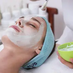 Jaki peeling do cery dojrzałej wybrać, by uniknąć błędów i odmłodzić skórę