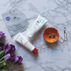 Jak wybrać peeling do cery naczynkowej, który nie podrażni skóry i wzmocni naczynka