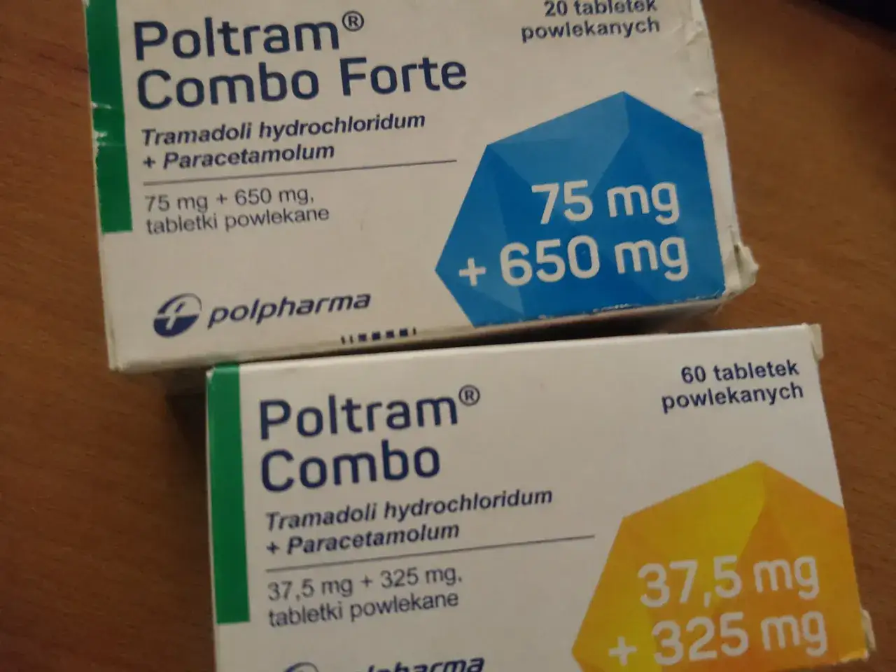 Poltram Combo 37,5 mg + 325 mg cena. Dwa opakowania leku Poltram Combo: jedno z dawką 75 mg + 650 mg, drugie 37,5 mg + 325 mg.