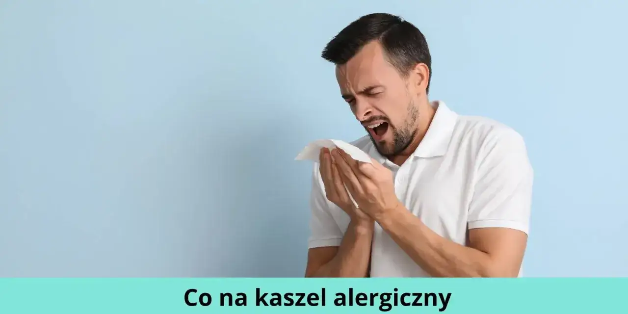 Mężczyzna z wyrazem cierpienia na twarzy chwyta chusteczkę, próbując powstrzymać napad kaszlu. To może być objaw kaszlu alergicznego.