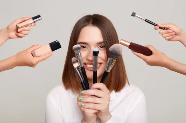 Jak wybrać idealną bazę pod makijaż dla cery dojrzałej? Porady i najlepsze produkty