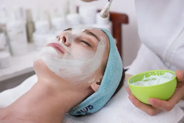 Jaki peeling do cery dojrzałej wybrać, by uniknąć błędów i odmłodzić skórę